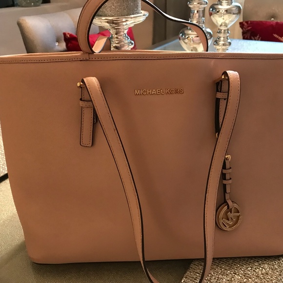 Micheal Kors tote - Picture 1 of 8
